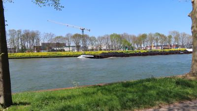 848859 Gezicht over het Amsterdam-Rijnkanaal vanaf het voetpad langs de Johan Wagenaarkade te Utrecht op de ...